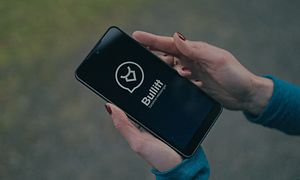 Cat S75 5G smartphone med Bullitt Satellite Manager i händerna på en kvinna