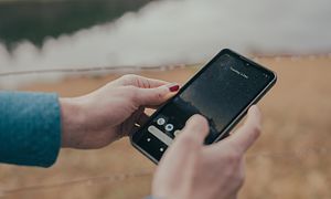 Cat S75 5G smartphone i händerna på en kvinna