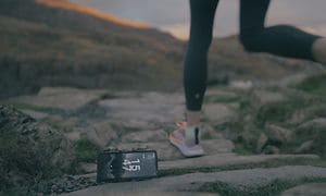 Cat S75 5G smartphone på marken bredvid en kvinna som springer