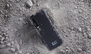 Cat S75 5G smartphone som ligger i grus
