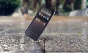 CAT S75 5G smartphone tappas på betong, men oskadd