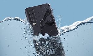 Vattentät CAT S75 5G smartphone under vatten