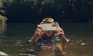 Man fotar med Nokia XR21-telefon medan han är i vattnet