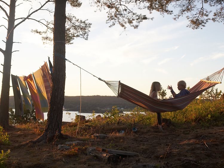 hållbarhet - Two girl sitting in a hammock