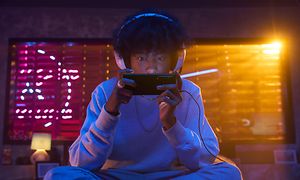 Ung pojke som spelar med Xperia 1 V