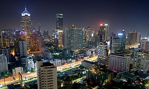 Bild av en stad med skyskrapor tagen med svagt ljus