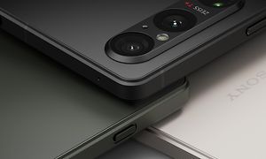Närbild av tre Xperia 1 V-telefoner