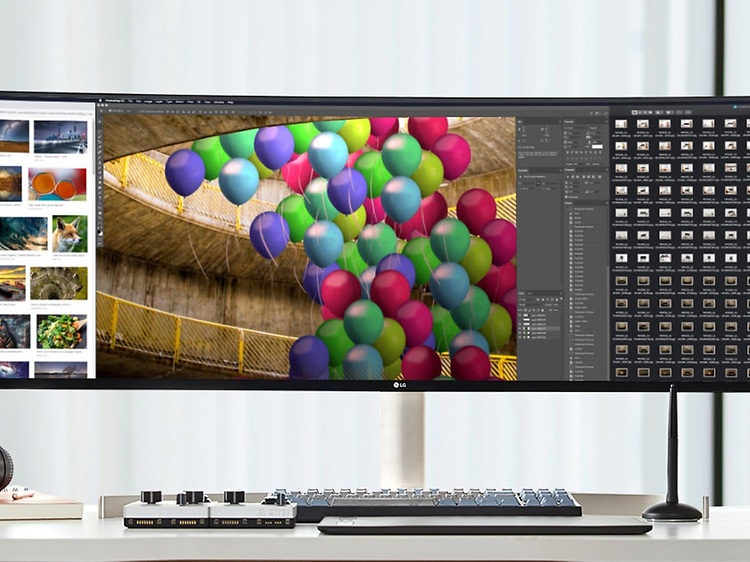 En UltraWide extra bred skärm med färglada bilder i fotoprogram