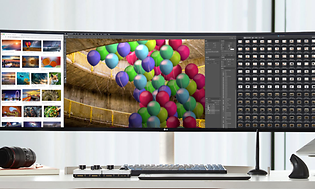 En UltraWide extra bred skärm med färglada bilder i fotoprogram