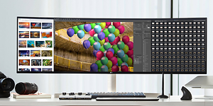 En UltraWide extra bred skärm med färglada bilder i fotoprogram