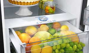 Samsung RR39C7BC6WW-EF kylskåp med HumidityControl som håller frukt och grönsaker svalt i lådor och hyllor