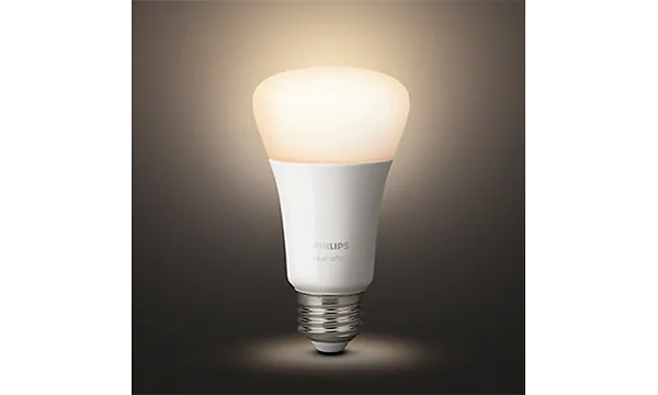 Philips Hue vit glödlampa med ett gulaktigt ljus. 