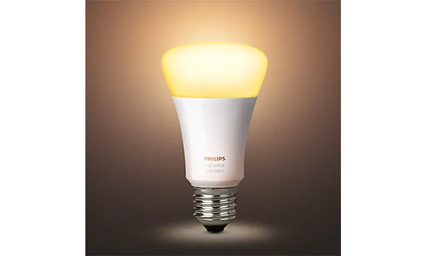 Philips Hue vit glödlampa med gult ljus. 