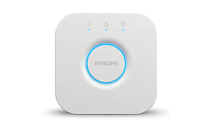 Philips Hue Bridge, närbild på en vit knapp med en blå ring runt som lyser.