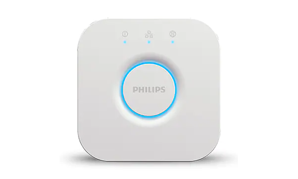 Philips Hue Bridge, närbild på en vit knapp med en blå ring runt som lyser. 