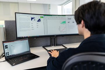 B2B - Person sitting in front of a PC screen at an office