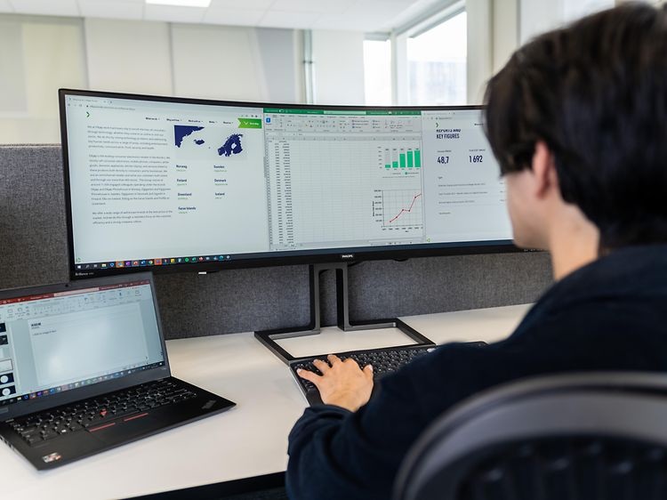 B2B - Person sitting in front of a PC screen at an office