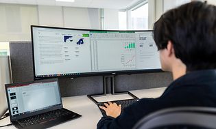 B2B - Person sitting in front of a PC screen at an office