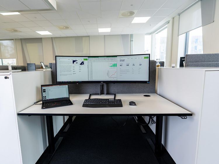 B2B - Ultrawide monitor, latop and mouse and keyboard on a desk