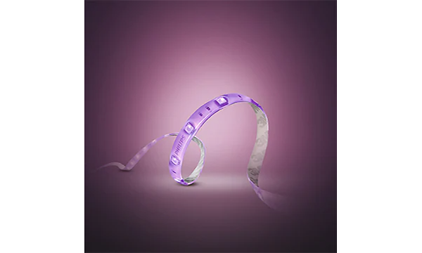 Philips Hue ljusremsor i lila färg med rosa bakgrund. 