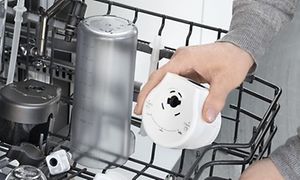 Den avtagbara droppbrickan och mjölkkarafferna kan diskas i diskmaskin