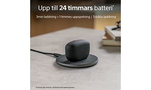 Sony WF-1000XM5 på laddare på ett bord