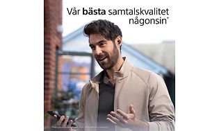 Man i telefon med WF-1000XM5 på