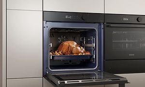 Samsung inbyggnadsugn med stor kapacitet och en grillad kyckling