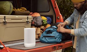 Man som ska campa med en Sonos Move 2