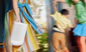 Sonos Move 2 och barn som dansar i bakgrunden