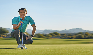 Man som spelar golf bärandes en golfklocka