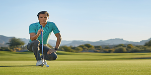 Man som spelar golf bärandes en golfklocka