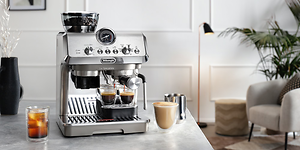 delonghi-la-specialista-arte-evo coffemachine on table
