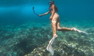 Kvinna som snorklar under vattnet med GoPro HERO 12 Black
