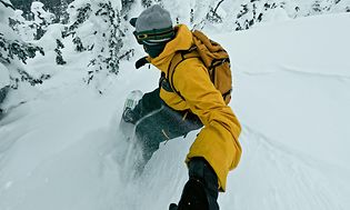 Man åker snowboard med GoPro HERO12 Black