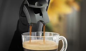 Senseo Original Plus kapselmaskin som brygger kaffe i en kopp