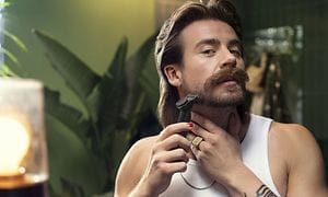 En man som rakar sitt skägg med Philips OneBlade Pro 360