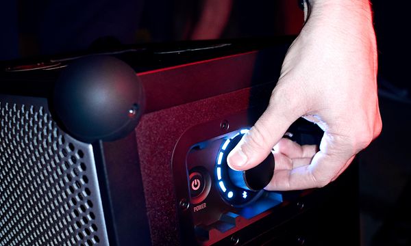 Man justerar volymen på Soundboks 4