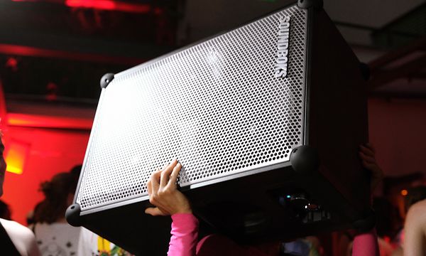Kvinna som bär Soundboks 4 på axeln