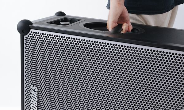 Man som bär Soundboks 4 från handtaget