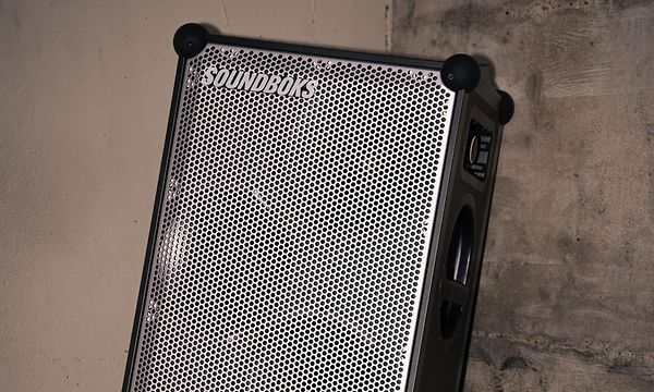 Soundboks 4 på en trälåda utomhus