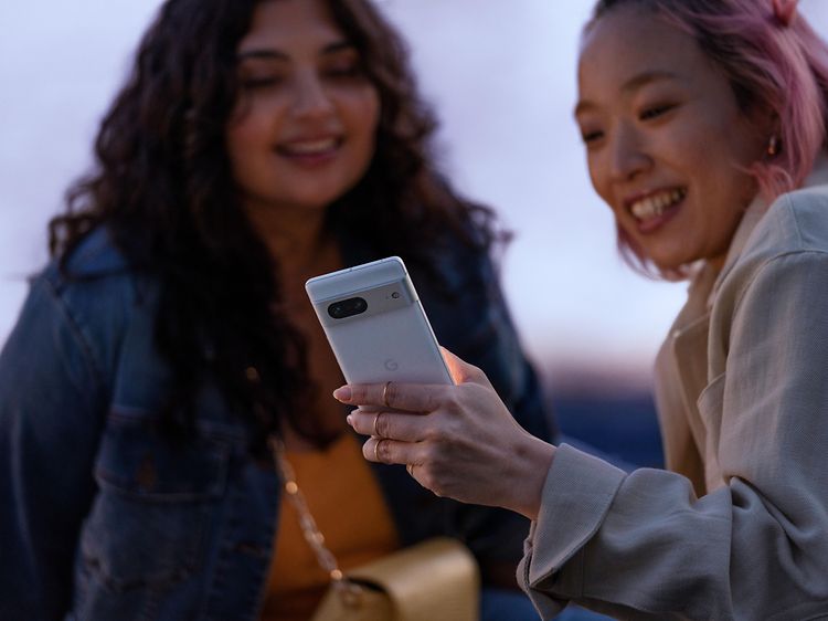 Två tjejer med en Pixel-telefon