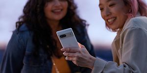 Två tjejer med en Pixel-telefon