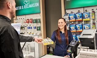 B2B - Ambassadors - Elkjøp employee and a customer in Elkjøp store