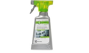 Rengöringsspray för kylskåp, grå flaska med gröna detaljer.