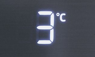 En digital siffra visar temperatur på 3 grader, svart bakgrund. 