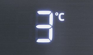 En digital siffra visar temperatur på 3 grader, svart bakgrund.