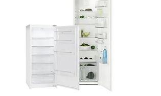 Produktbild på två kylskåp med öppen dörr, ett lite strörre med matvaror i och ett lite mindre som är tomt. 