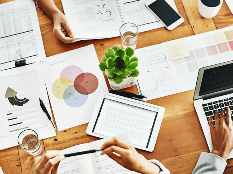 People working around a table b2b1920x720