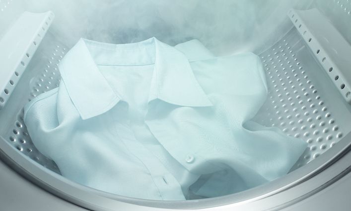 En vit skjorta som ångas inuti en Electrolux tvättmaskin